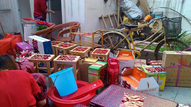 农村女孩的嫁妆，生活日用品堆成山，场面堪比大搬家